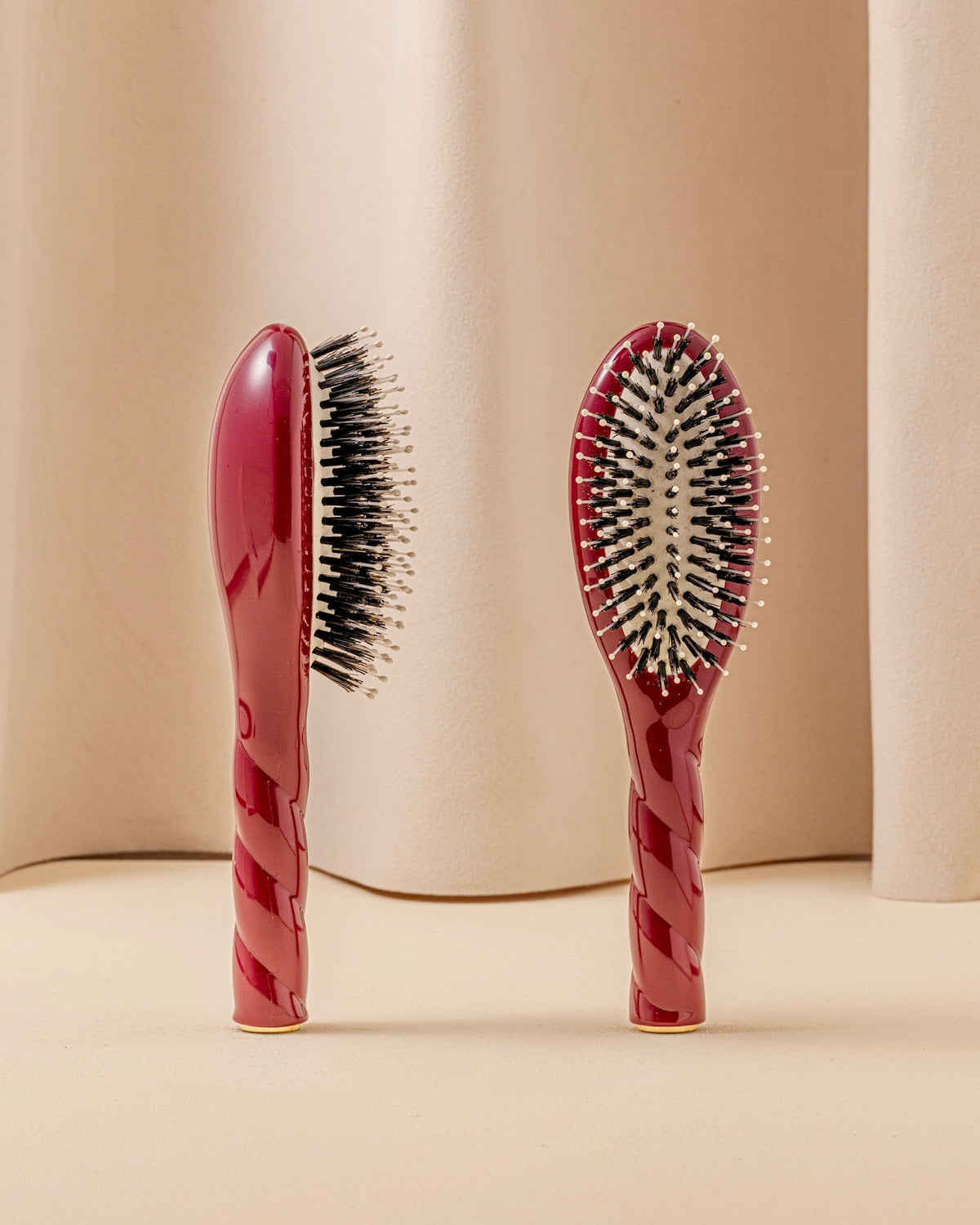 N.03 La Petite Brosse Cuir Chevelu Sensible l'Indispensable Douceur Rouge Cerise