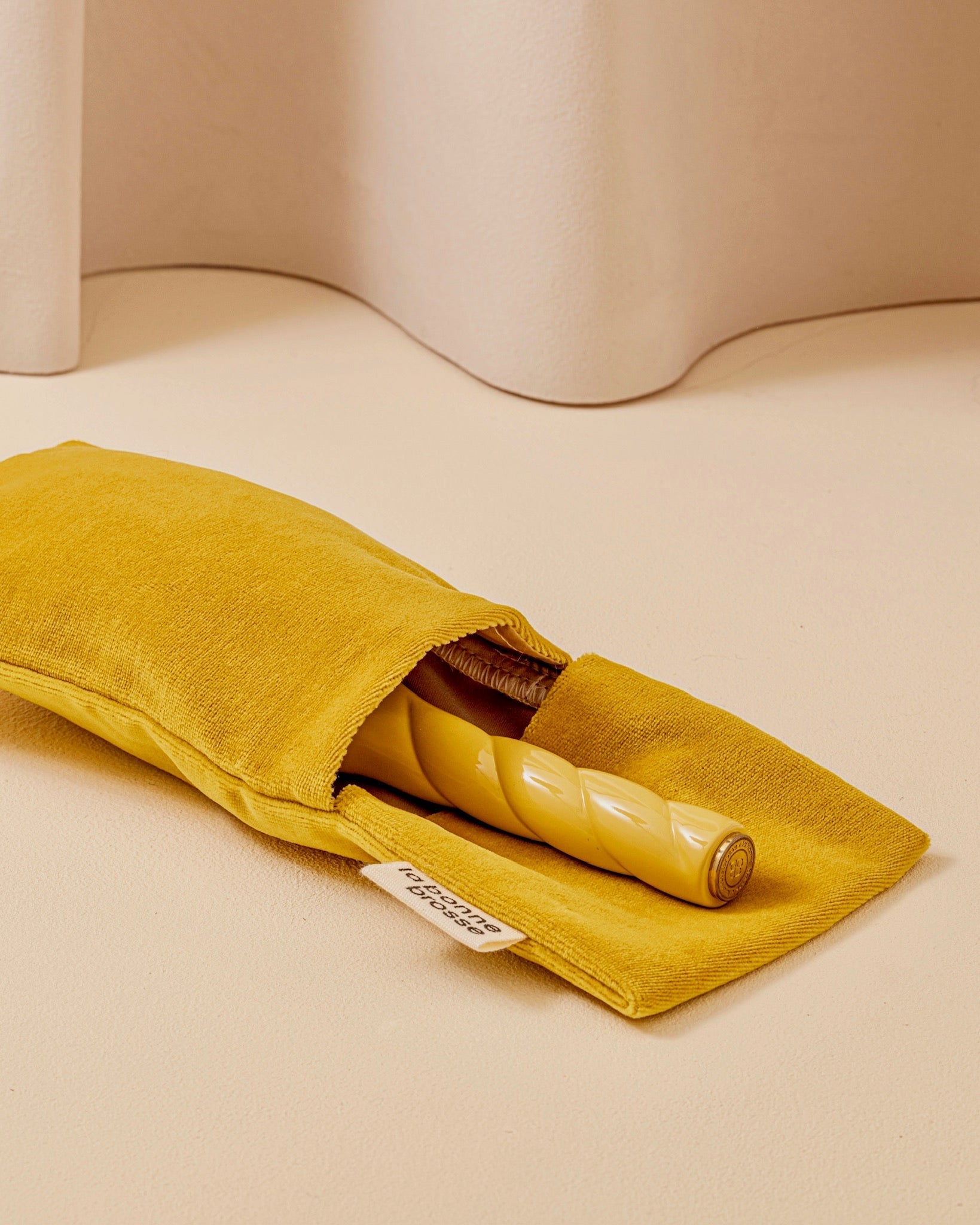 N.02 La Brosse Démêlante & Soin l'Indispensable Jaune Safran