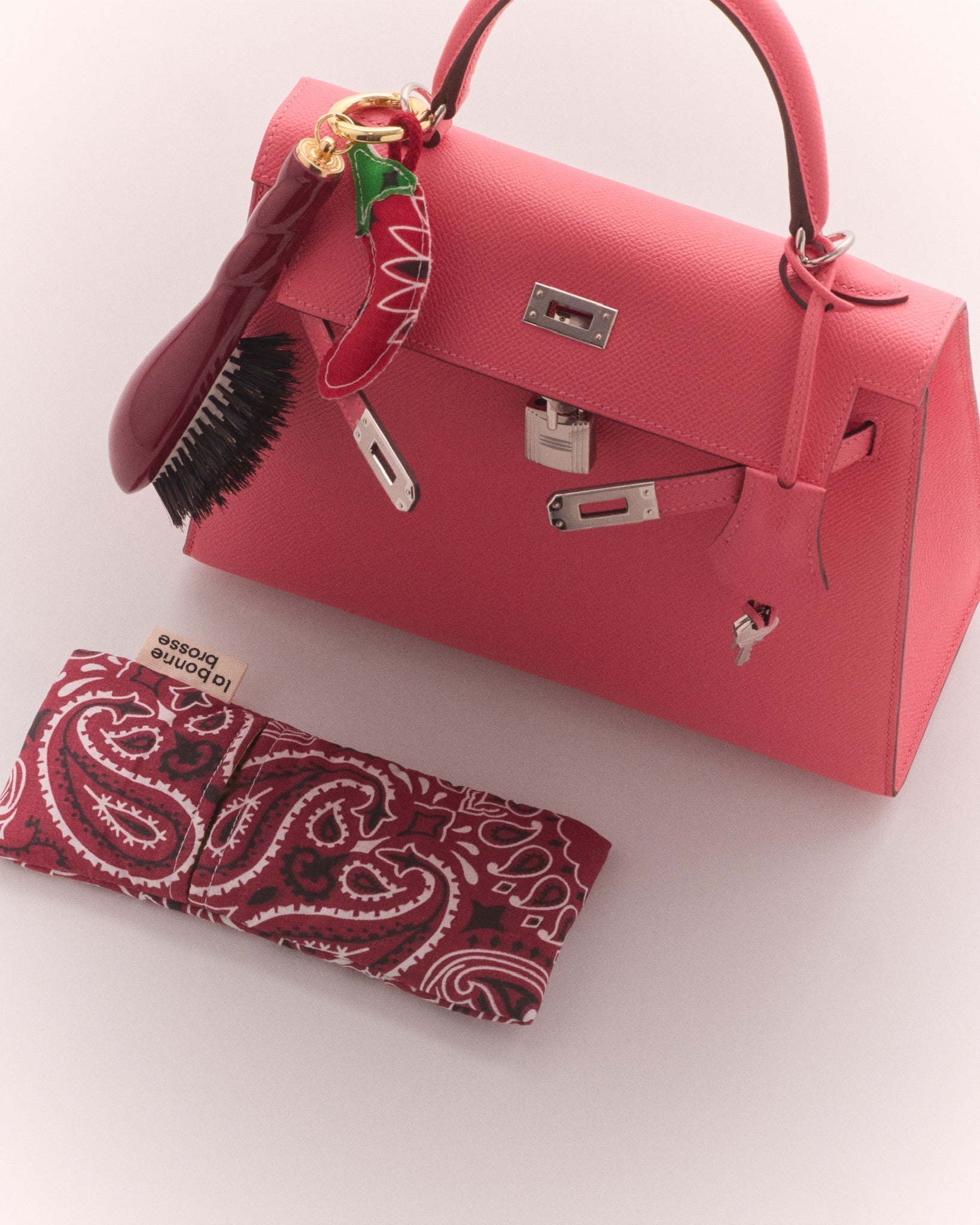 N.03 La Micro Brosse Cuir Chevelu Sensible l'Indispensable Douceur Rouge Cerise