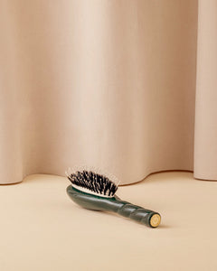 N.03 La Petite Brosse Cuir Chevelu Sensible l'Indispensable Douceur Vert Emeraude