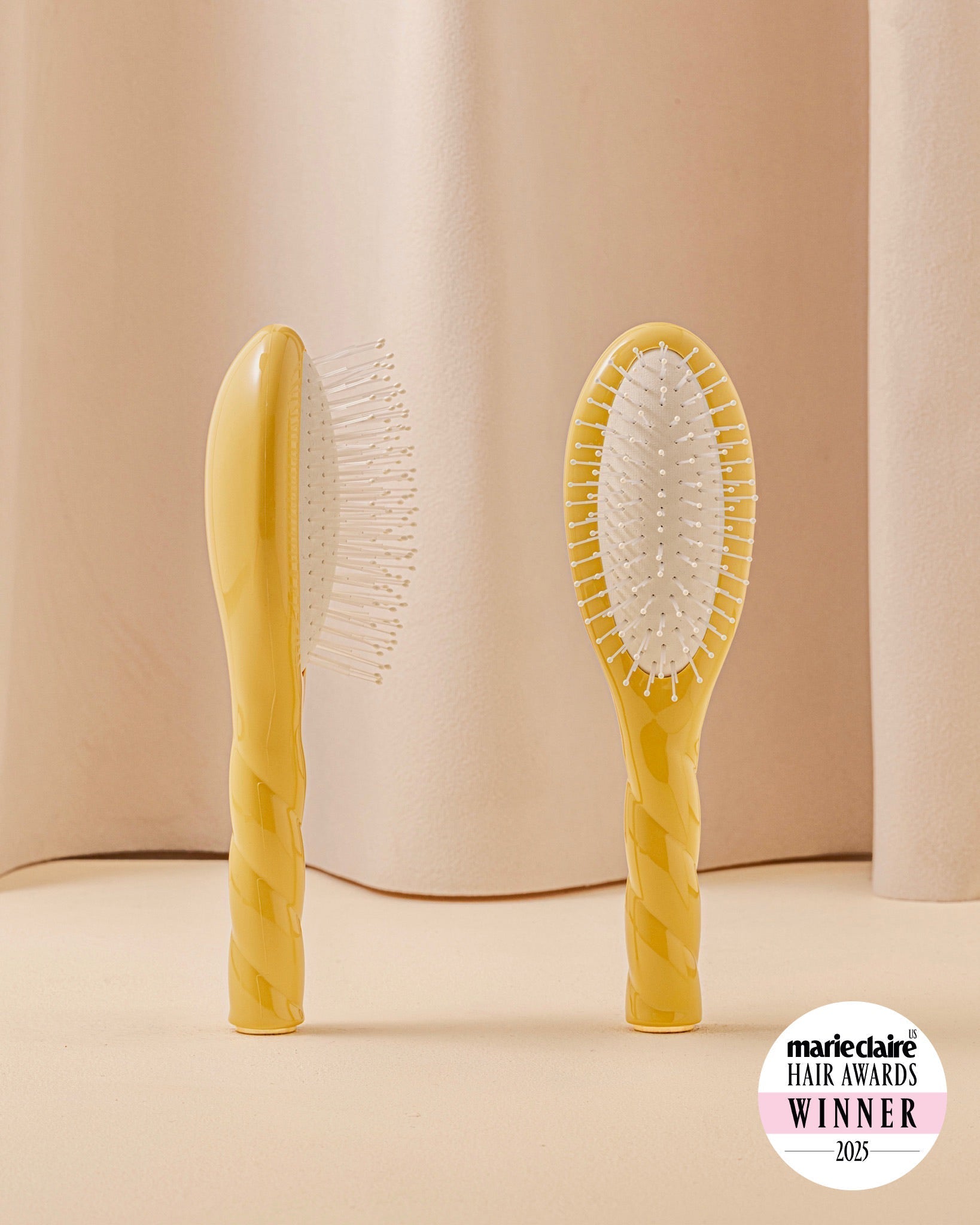 N.04 La Petite Brosse Démêlante & Massante La Miracle Jaune Safran
