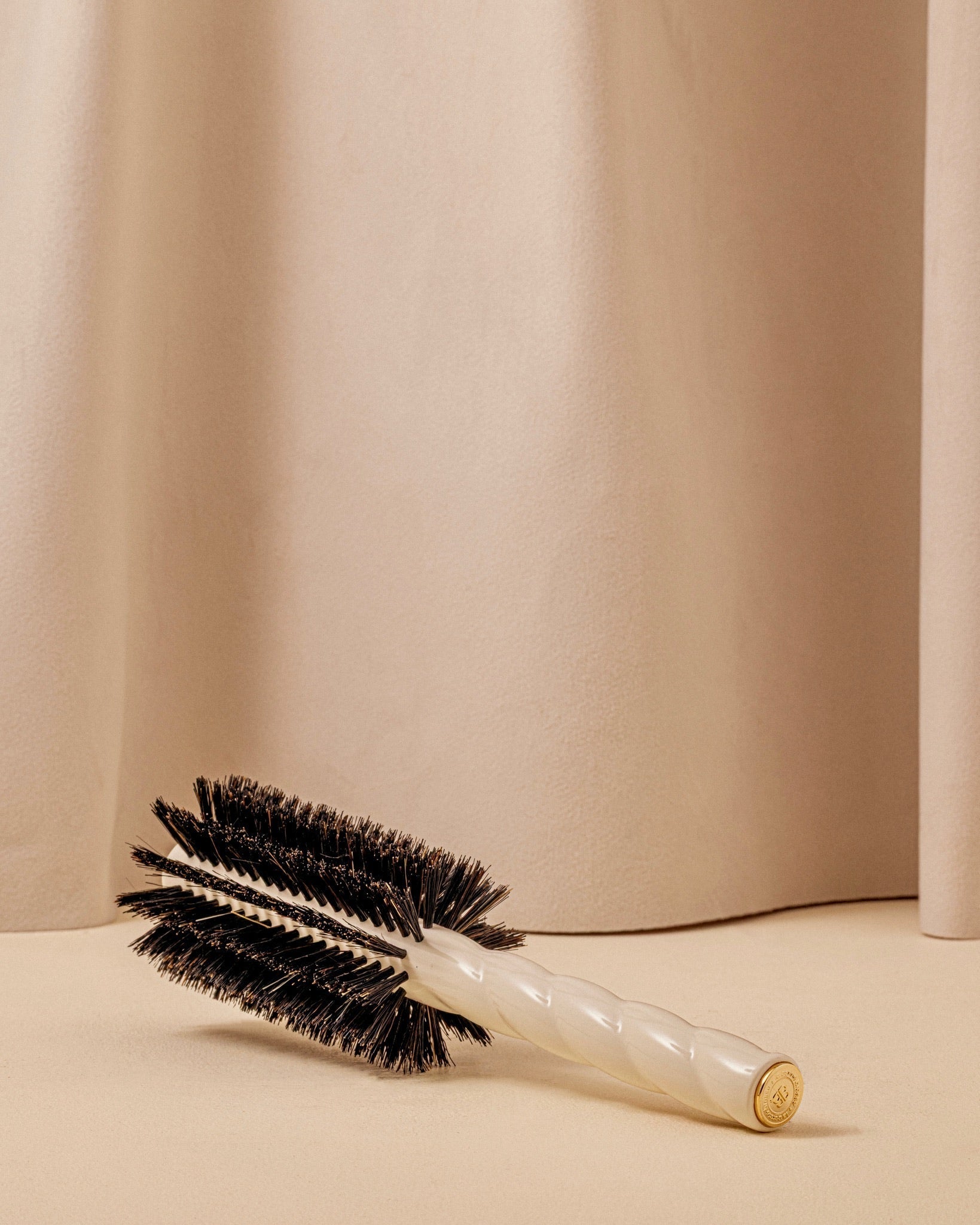 N.08 La Brosse Ronde Brushing Longueur & Mouvement Blanc Crème