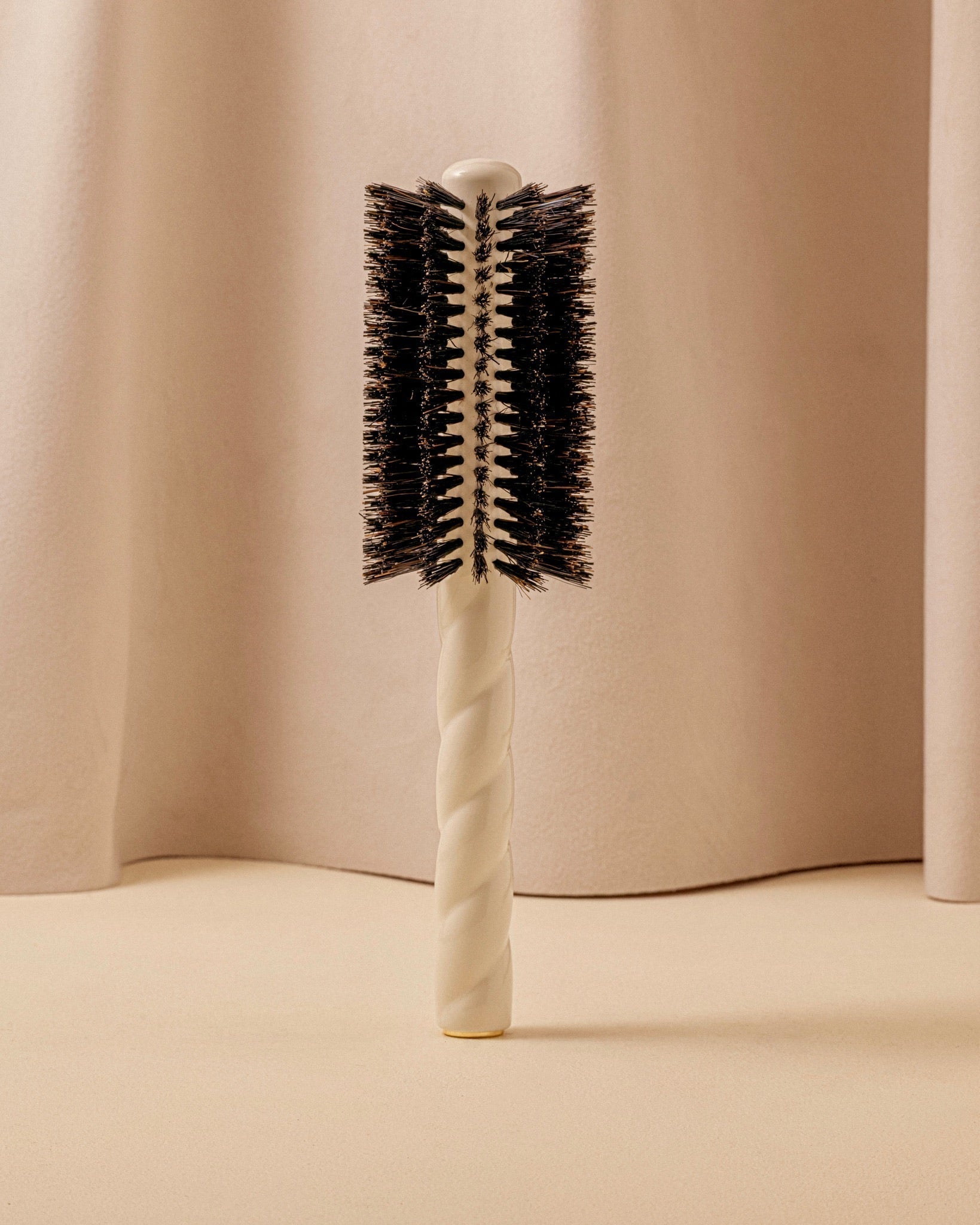N.08 La Brosse Ronde Brushing Longueur & Mouvement Blanc Crème